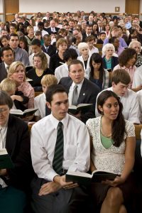 Mormonen op zondag in de kerk