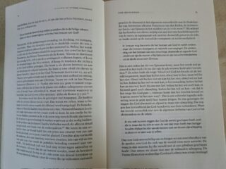 Two-page book spread in Dutch, left page shows header 'In gesprek met Etienne Vermeersch' with page 84, right page shows header 'Over God en Moraal' with page 85; dense column text in Dutch across both pages.