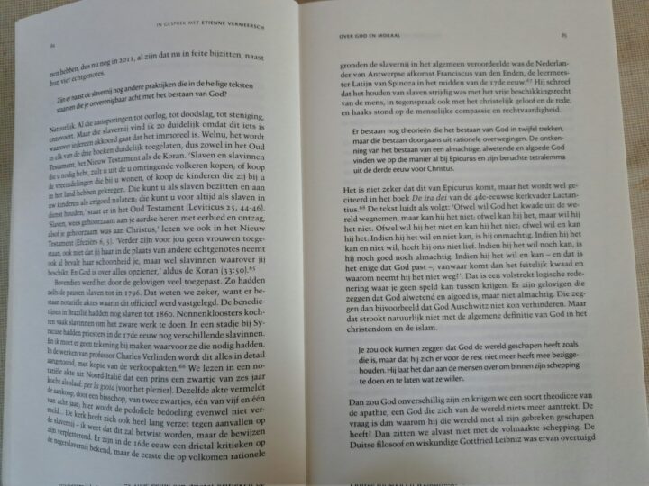 Two-page book spread in Dutch, left page shows header 'In gesprek met Etienne Vermeersch' with page 84, right page shows header 'Over God en Moraal' with page 85; dense column text in Dutch across both pages.